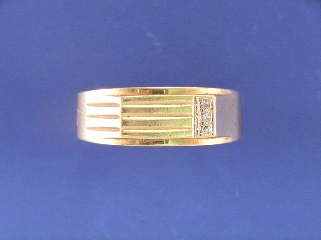 Appraisal: A gentleman's ct gold three diamond signet ring ring size