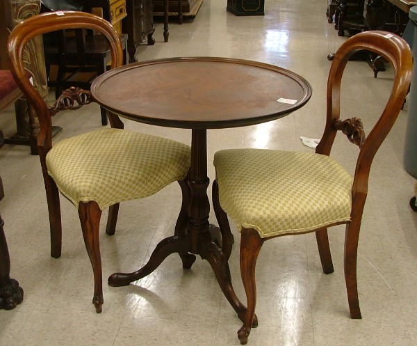 Appraisal: MAHOGANY TEA TABLE AND A PAIR OF CHAIRS The Chippendale