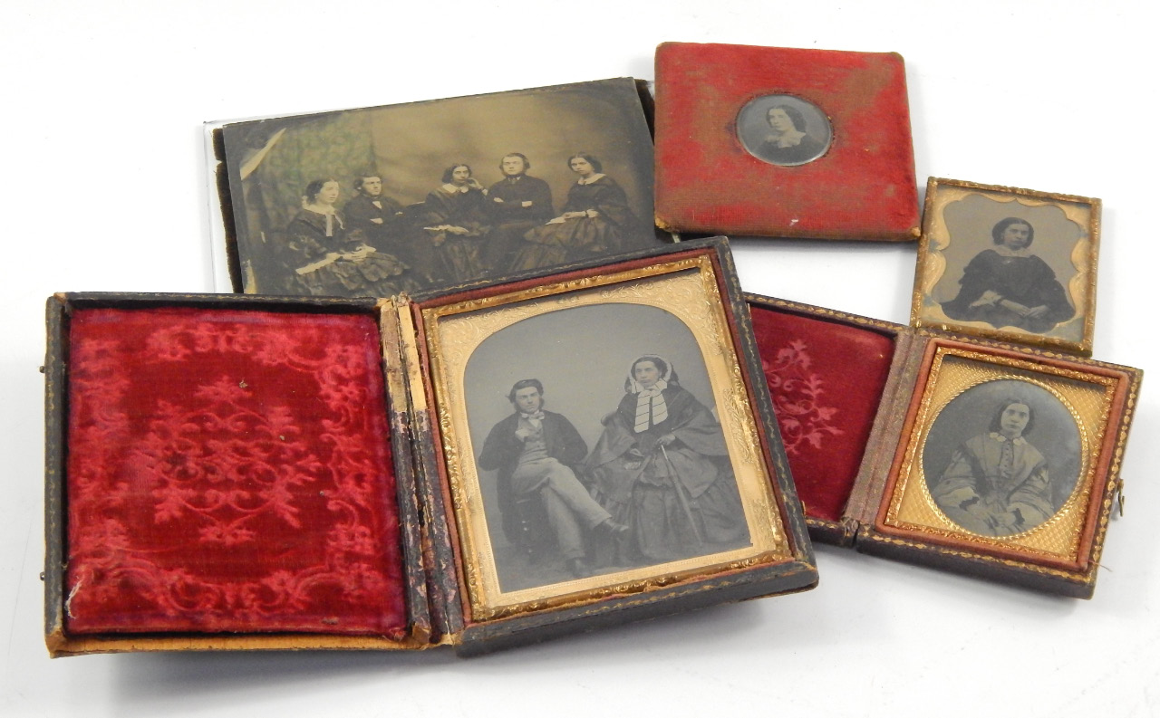 Appraisal: A quantity of Victorian daguerrotypes including a five person family