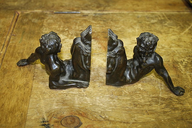 Appraisal: A PAIR OF BRONZE SMALL BOOKENDS each in the form