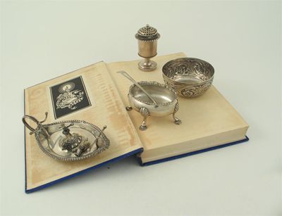 Appraisal: A mixed lot an Edwardian navette-shaped table lighter a George