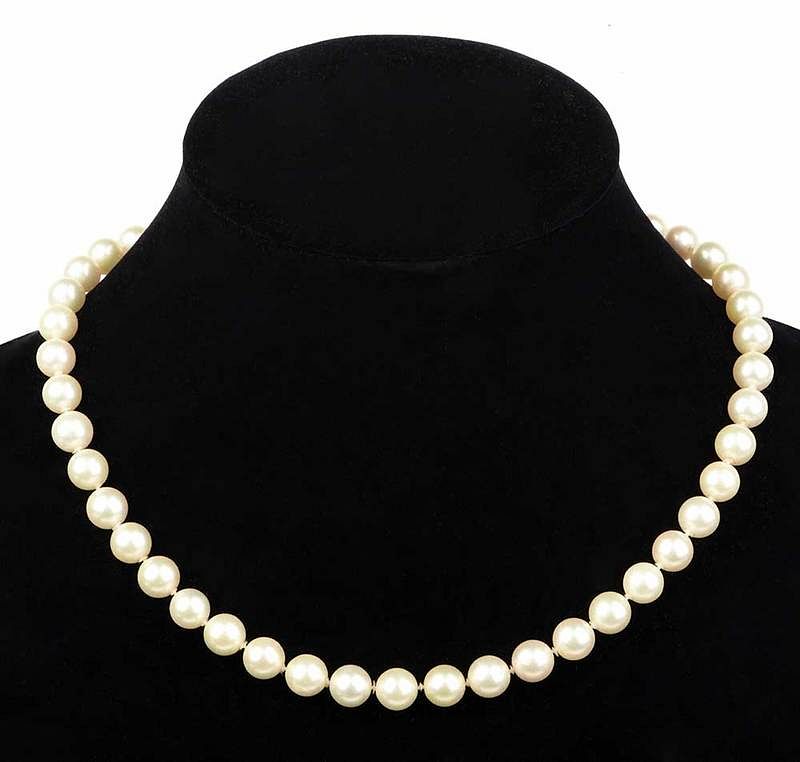 Appraisal: kt Pearl Necklace knotted cultured pearls approx to mm each