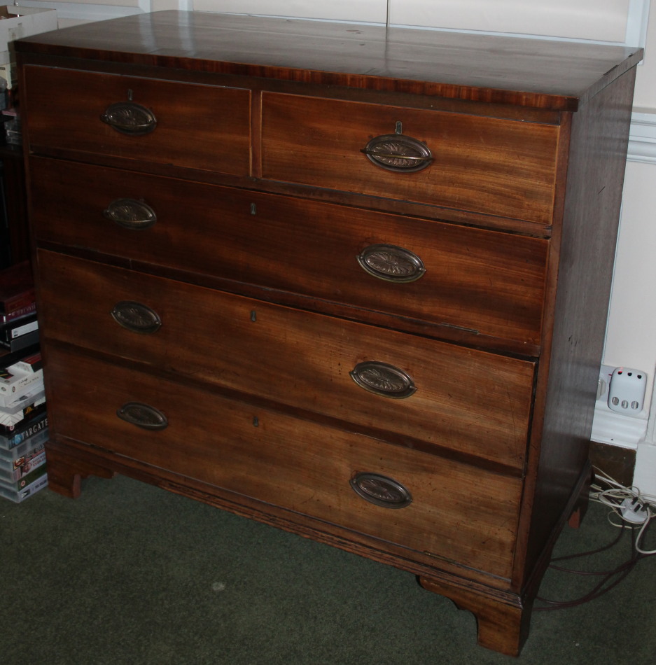 Appraisal: An early thC mahogany chest of drawers the hinged caddy