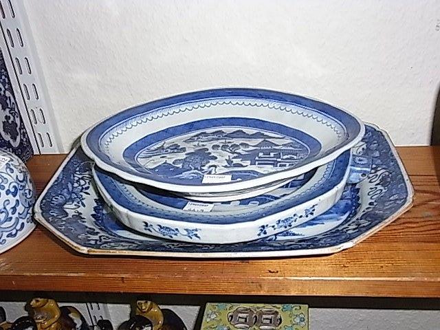 Appraisal: AN TH CENTURY CHINESE BLUE AND WHITE PORCELAIN EIGHT SIDED