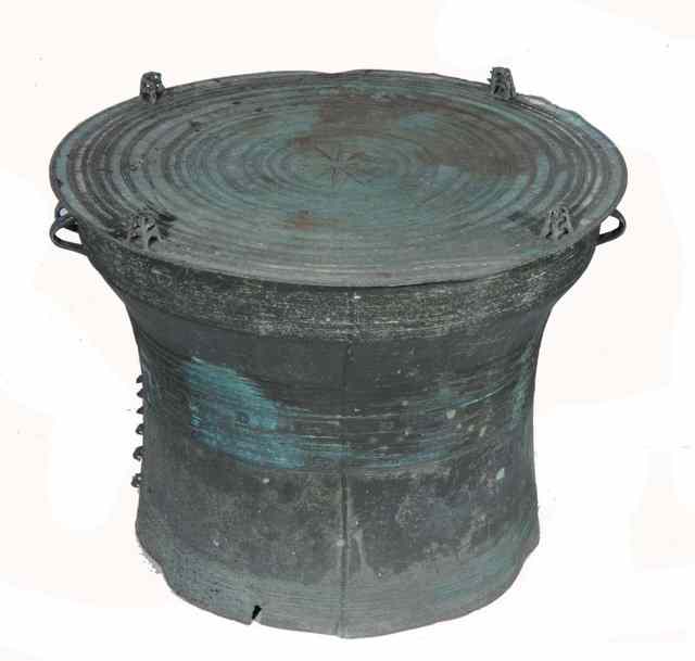 Appraisal: A SINO-TIBETAN SHAN RAIN DRUM bronze with four applied lappets