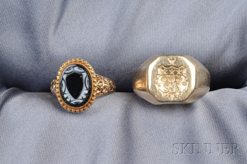 Appraisal: Two Antique kt Gold Rings a heraldic ring with shells