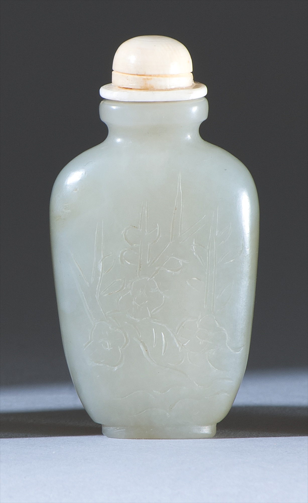 Appraisal: WHITE JADE SNUFF BOTTLE Late th CenturyIn spade shape with