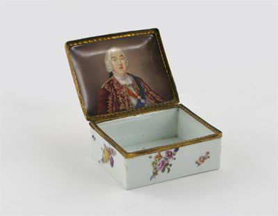 Appraisal: A German porcelain box and cover probably Meissen the interior