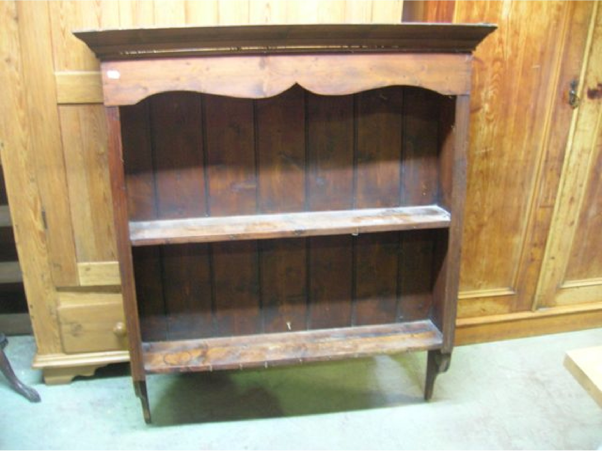 Appraisal: A vintage stained pine wall mounted kitchen rack with two