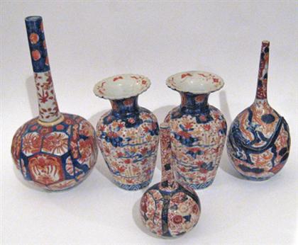 Appraisal: Five Japanese imari vase th century Comprised of two slender