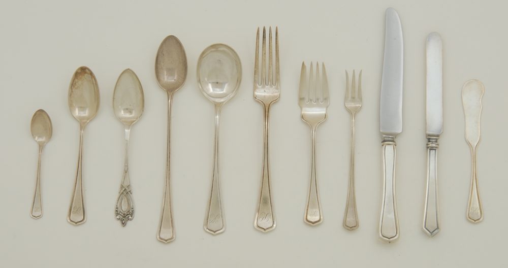 Appraisal: CASED SET OF LUNT SILVERSMITHS STERLING SILVER FLATWARE In the