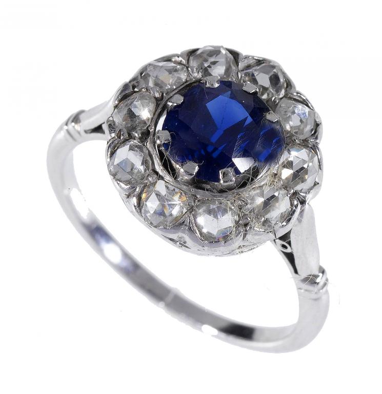 Appraisal: A SAPPHIRE AND DIAMOND CLUSTER RING the larger sapphire in