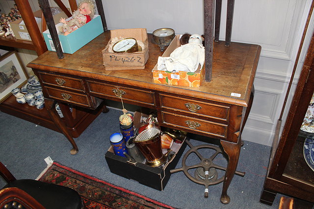 Appraisal: AN EARLY TH CENTURY WALNUT DRESSING TABLE with crossbanded top