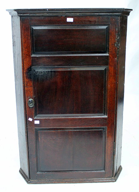 Appraisal: A GEORGE III OAK HANGING CORNER CABINET the interior fitted