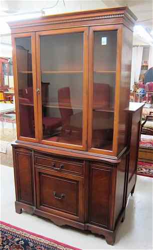 Appraisal: FEDERAL STYLE MAHOGANY CHINA CABINET American mid- th century Dimensions