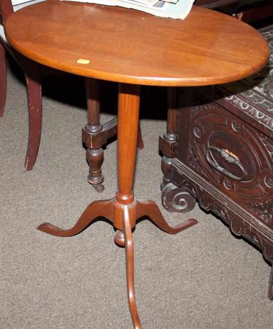 Appraisal: Queen Anne style mahogany oval top side table Estimate -