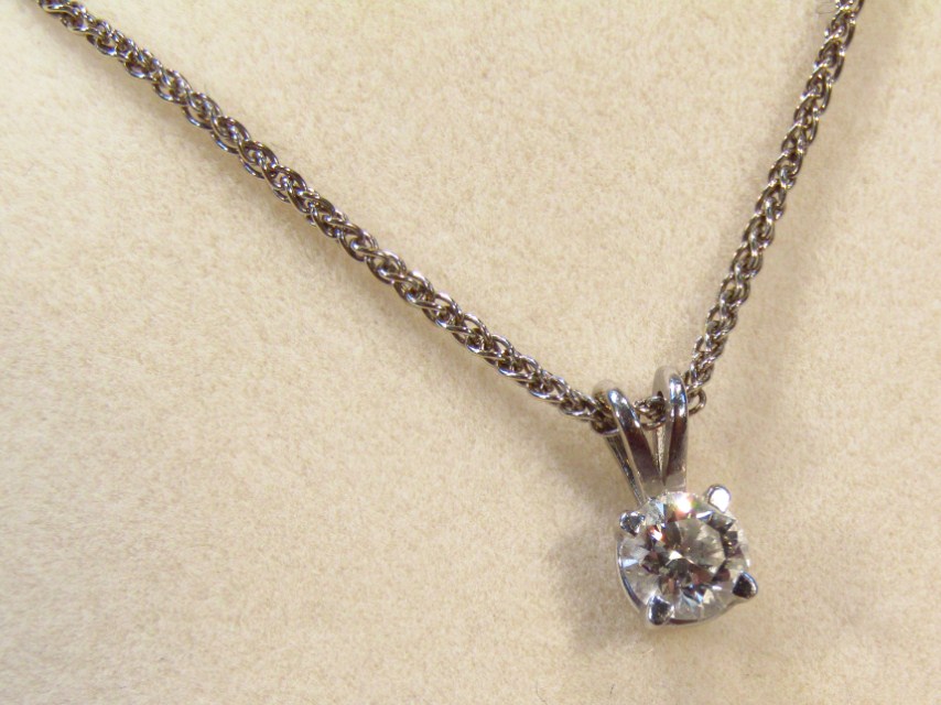 Appraisal: A ladies diamond pendant cm high on slender link necklace