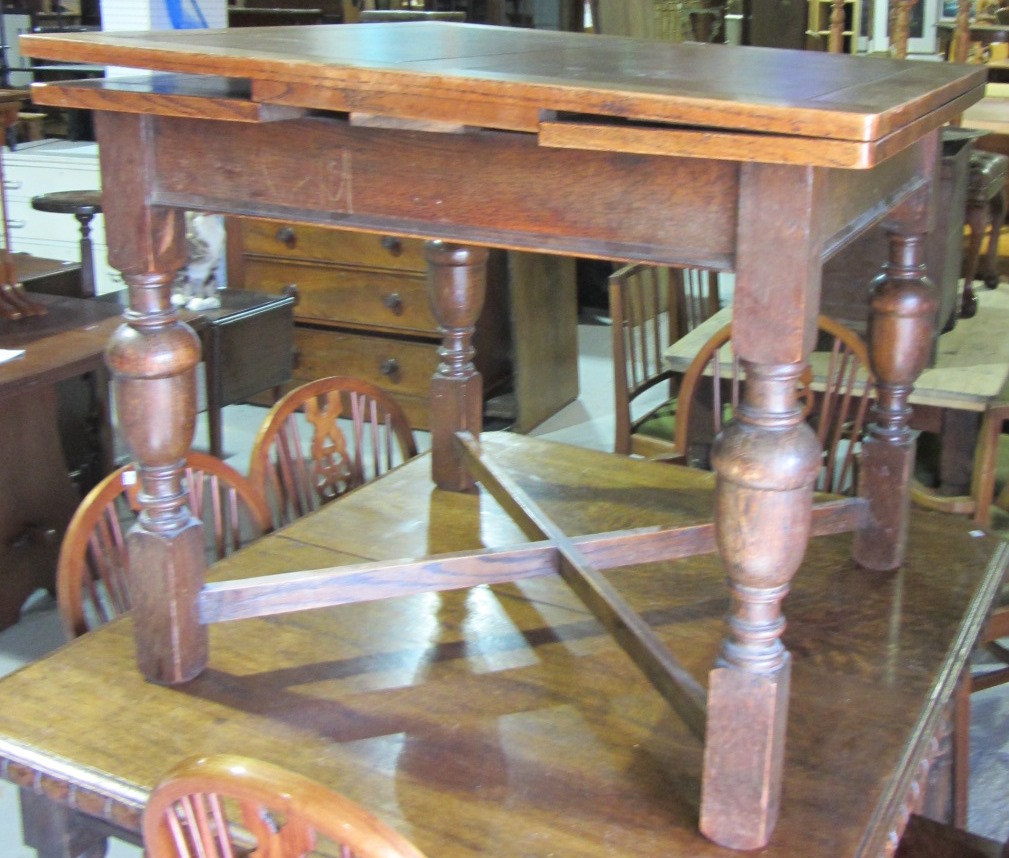 Appraisal: A th century oak draw leaf dining table