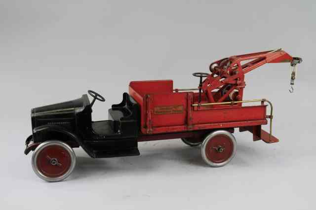 Appraisal: BUDDY 'L' WRECKER Black cabless open bench red service body