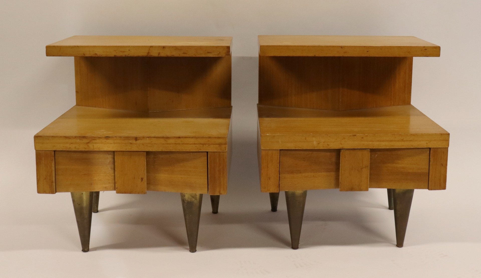 Appraisal: Midcentury Pr of Nightstands With Brass Feet One drawer From