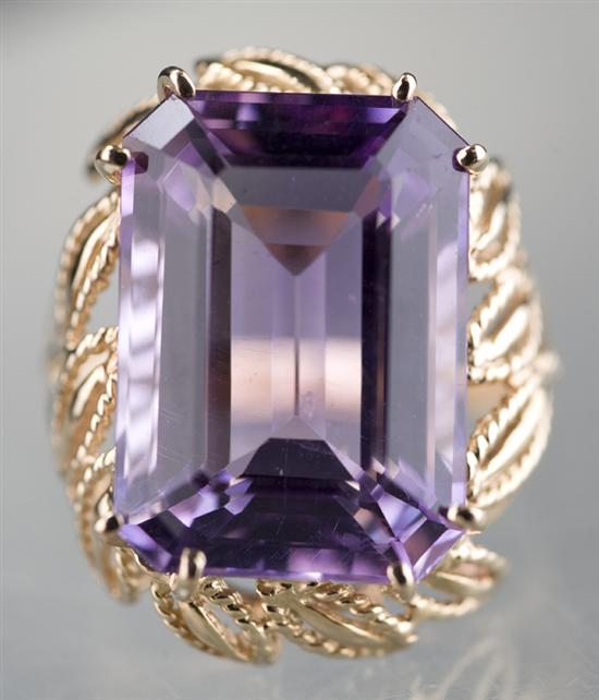 Appraisal: KT yellow gold amethyst ring Ring has an emerald cut