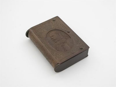 Appraisal: An Edwardian VII coronation commemorative Bakerlite vesta case in cm