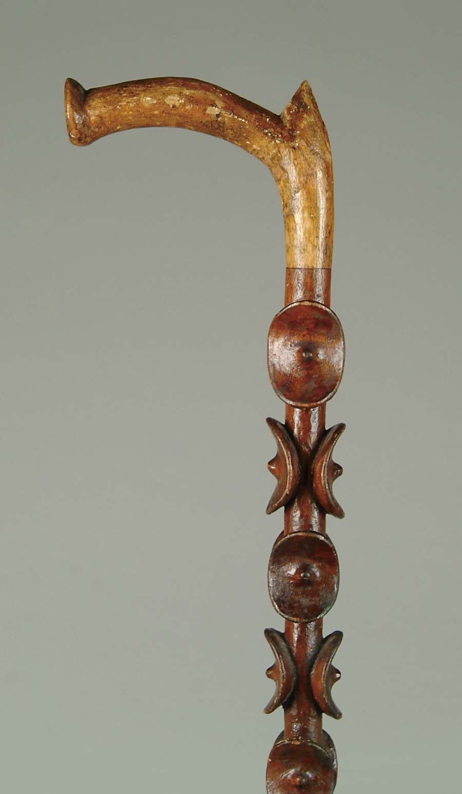 Appraisal: CANE CARVED WOOD CANE Shaft carved with alternating Mexican hat