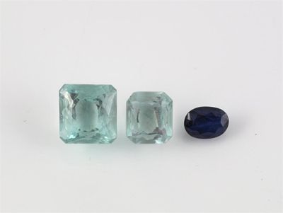 Appraisal: An unset oval shaped sapphire carats And two square shaped