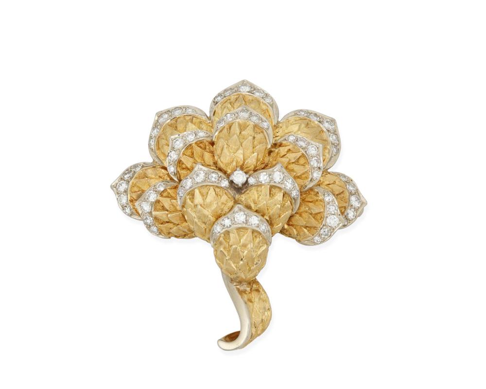 Appraisal: A DIAMOND FOLIATE PENDANT BROOCHA diamond foliate pendant brooch k