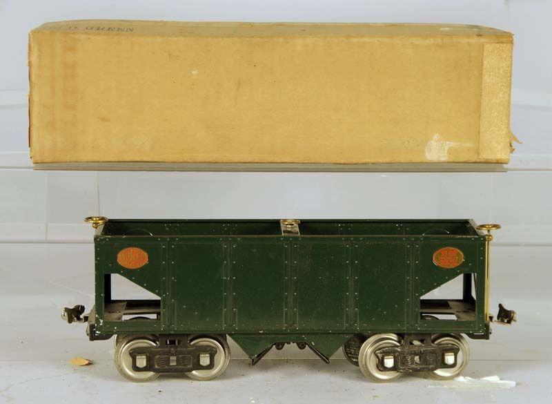 Appraisal: Lionel Standard Gauge Tinplate Ballast Hopper Description Scarce dark green