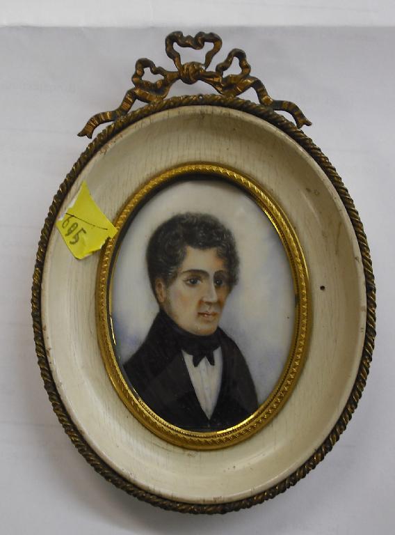 Appraisal: Early th century Miniature School - portrait of a gentleman