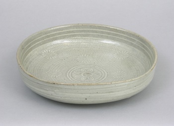 Appraisal: A Japanese Studio Pottery Footed Bowl A Japanese studio pottery