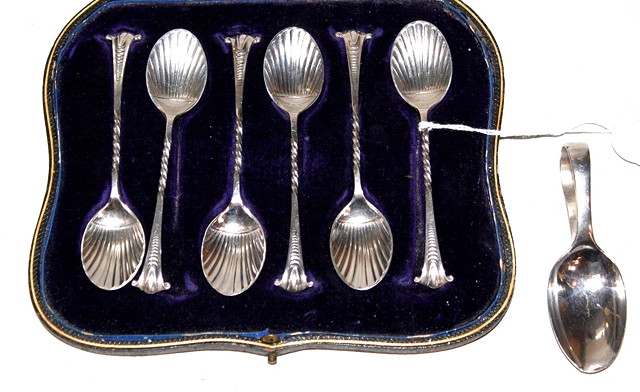 Appraisal: A SET OF EDWARDIAN SILVER ONSLOW PATTERN TEASPOONS with shell