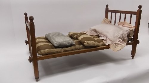 Appraisal: A dolls' ft in railback bedstead complete with wire mesh