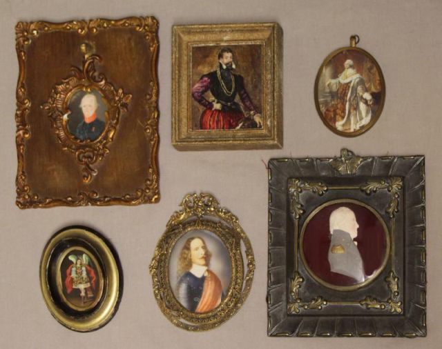 Appraisal: Portrait Miniatures of Gentlemen Man with red collar and blue