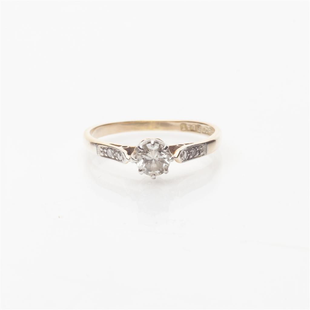 Appraisal: A single stone diamond ring claw set with a single