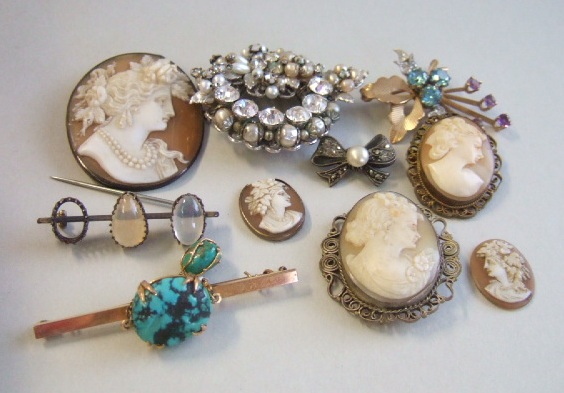 Appraisal: A gold turquoise matrix and seed pearl set bar brooch