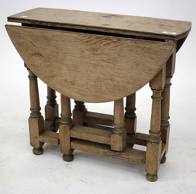 Appraisal: A SMALL OAK DROP LEAF OCCASIONAL GATELEG TYPE TABLE cm