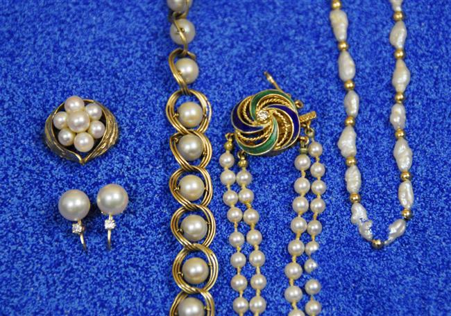 Appraisal: COLLECTION OF K YELLOW GOLD AND PEARL JEWELRY including necklaces