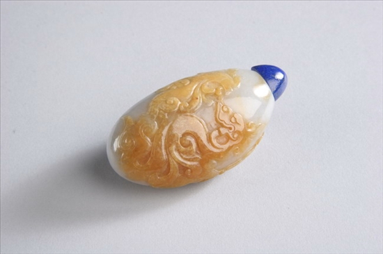 Appraisal: CHINESE LIGHT GREY JADE PEBBLE SNUFF BOTTLE Carved to depict