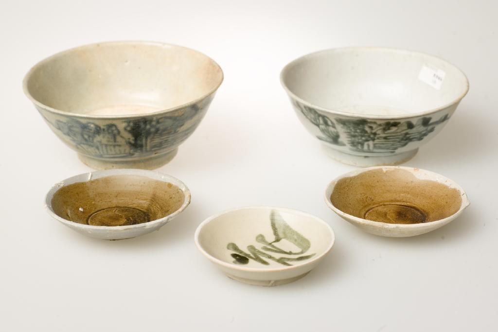 Appraisal: GROUP OF TEK SING CARGO WARES comprising two bowls and