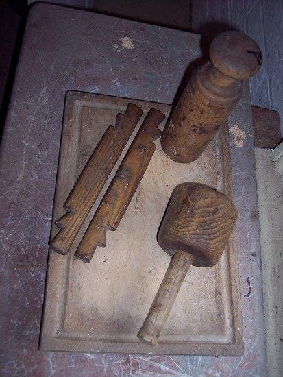 Appraisal: An oak chopping board cm wide and sundry treen including