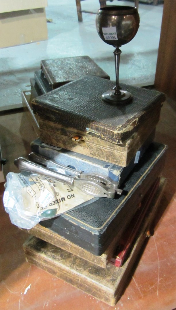 Appraisal: A quantity of silver plated flatware including silver handled knives