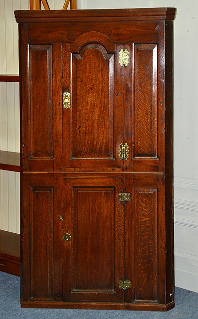 Appraisal: AN ANTIQUE OAK PANELLED FLOOR STANDING CORNER CUPBOARD with single