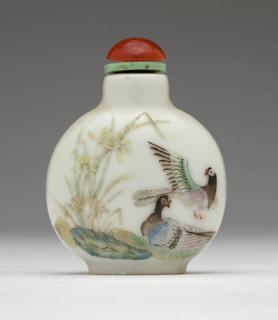 Appraisal: A Chinese porcelain famille rose snuff bottle Early th century