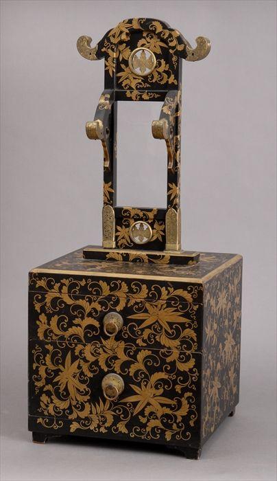 Appraisal: JAPANESE GILT-METAL MOUNTED LACQUER DRESSING CASE The superstructure with ox