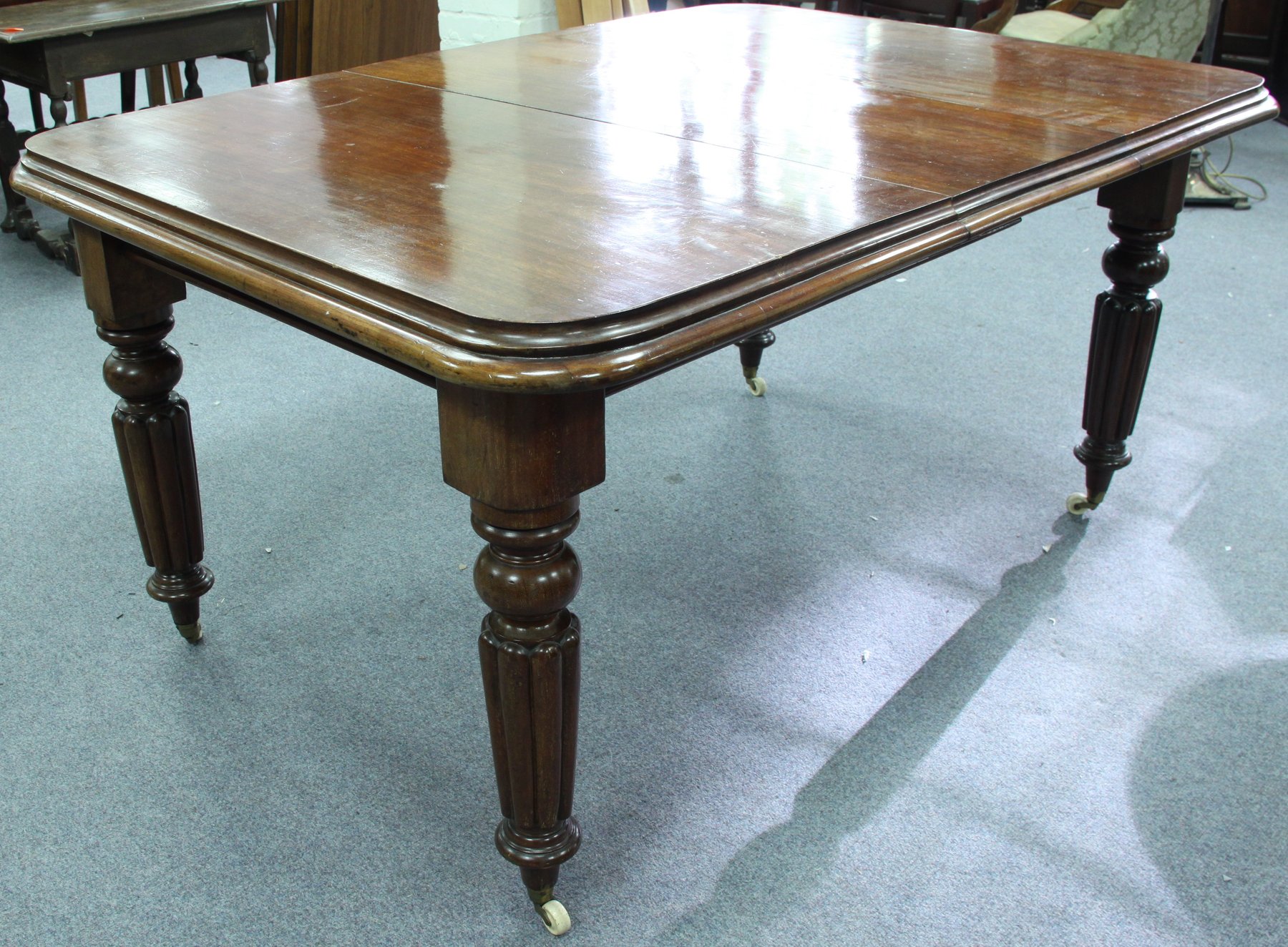 Appraisal: A Victorian mahogany dining table with one extra leaf on