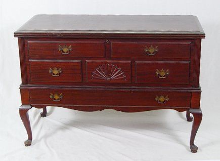 Appraisal: MAHOGANY QUEEN ANNE STYLE CEDAR CHEST Looks like a low