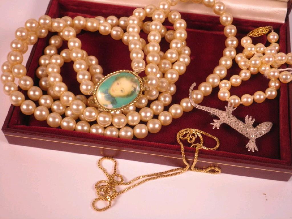 Appraisal: A strand of cultured pearls fifty pearls of mm diameter