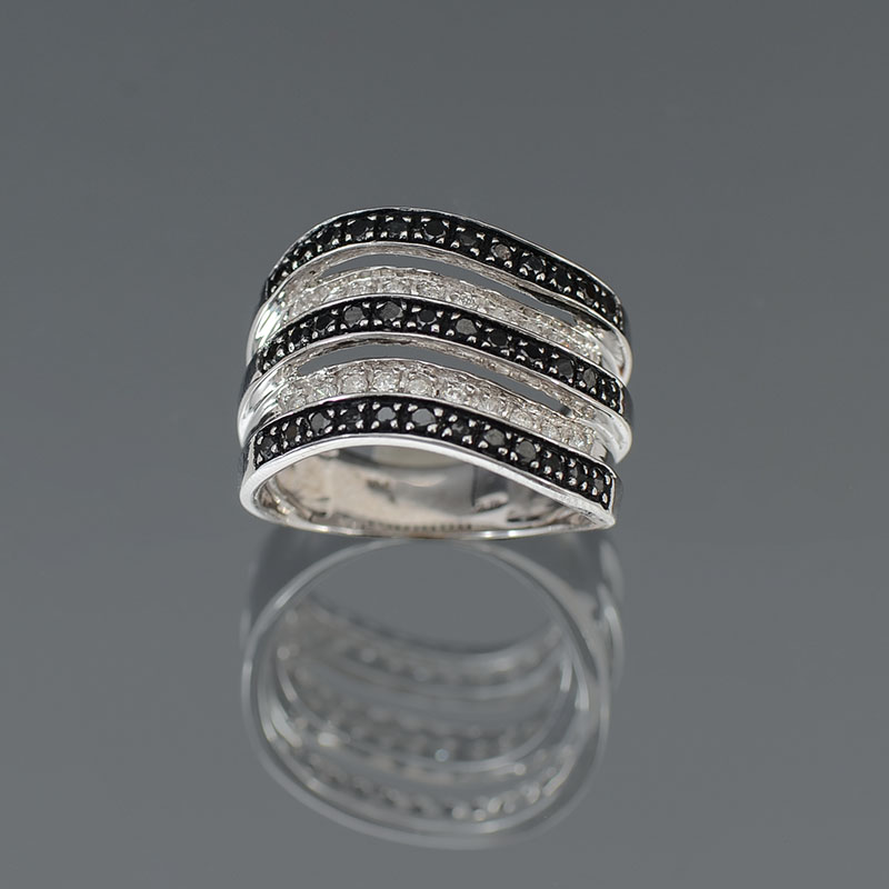 Appraisal: K BLACK WHITE DIAMOND DINNER RING rows of alternating black